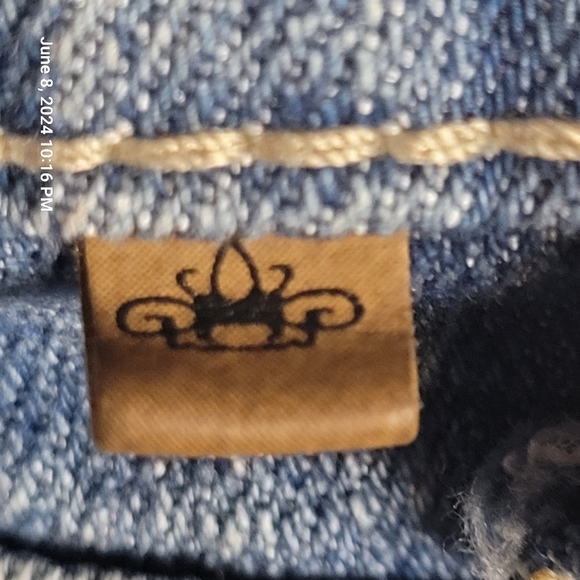 ALMOST FAMOUS, blue sandblasted, embroidered, low-rise, denim shorts. Sz. 11 - Picture 8 of 8